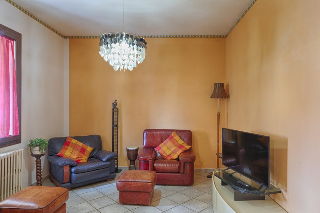 L'appartamento di Villa Egola Casa Vacanze è adatto per famiglie e gruppi grazie alla sua disposizione e metratura.